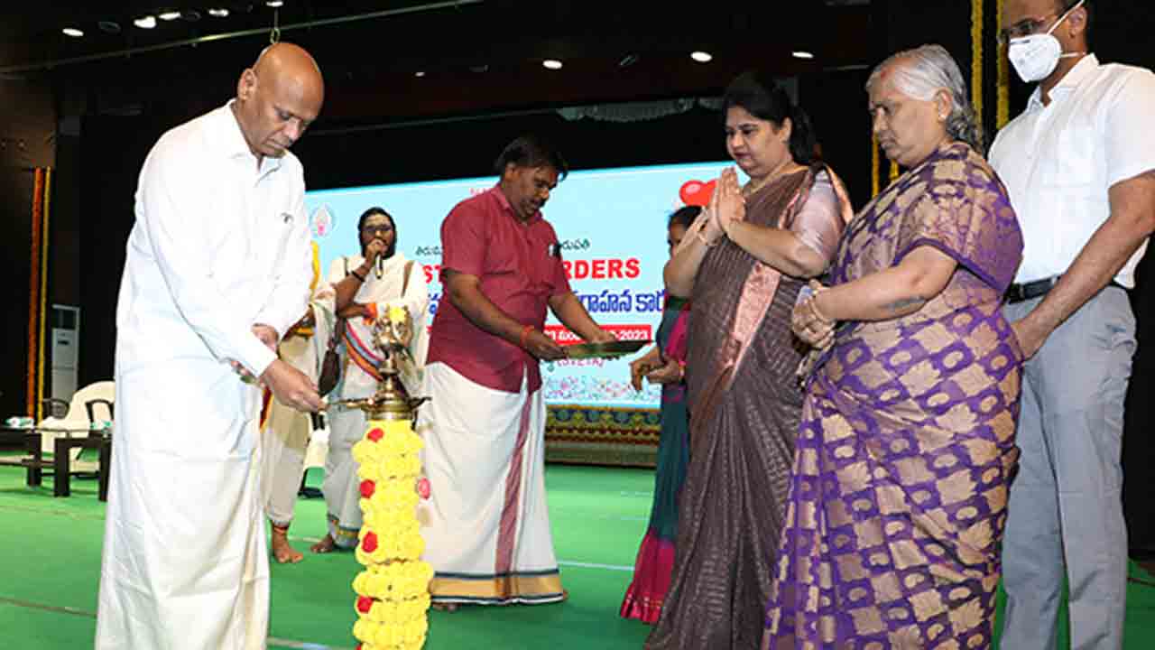 అనారోగ్య లక్షణాలను నిర్లక్ష్యం చేయవద్దు : టీటీడీ ఈవో