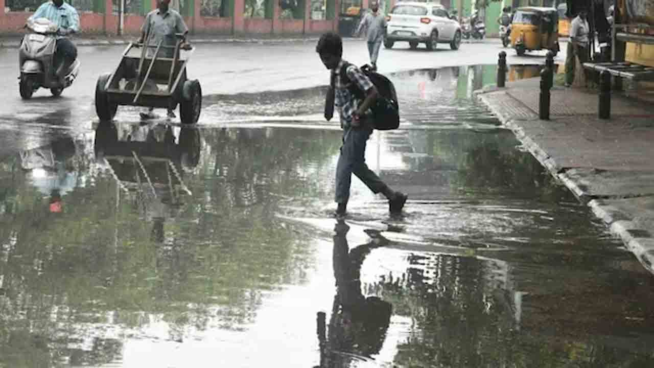 Tamil Nadu Rains | తమిళనాడును ముంచెత్తిన భారీ వర్షాలు.. పాఠశాలలు, కళాశాలలకు సెలవు.. 11 జిల్లాలకు ఎల్లో అలెర్ట్‌..!