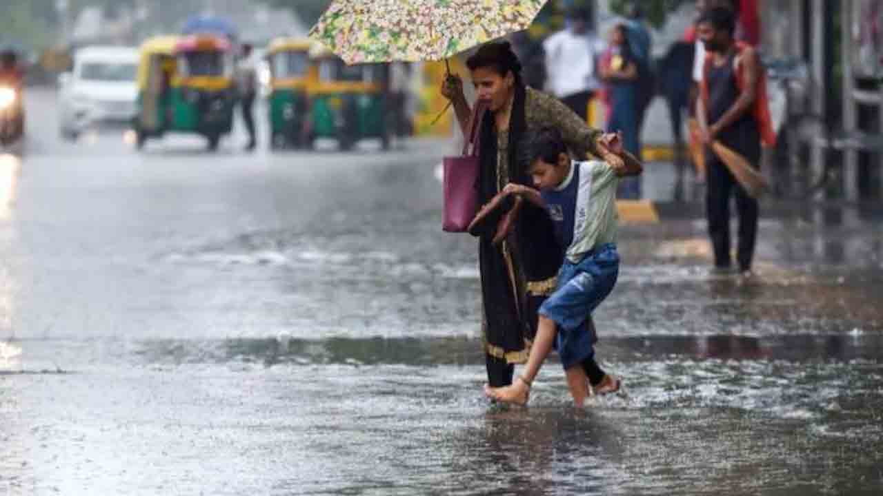 తమిళనాడులో అకాల వర్షాలు.. పలు జిల్లాల్లో స్కూళ్లు బంద్