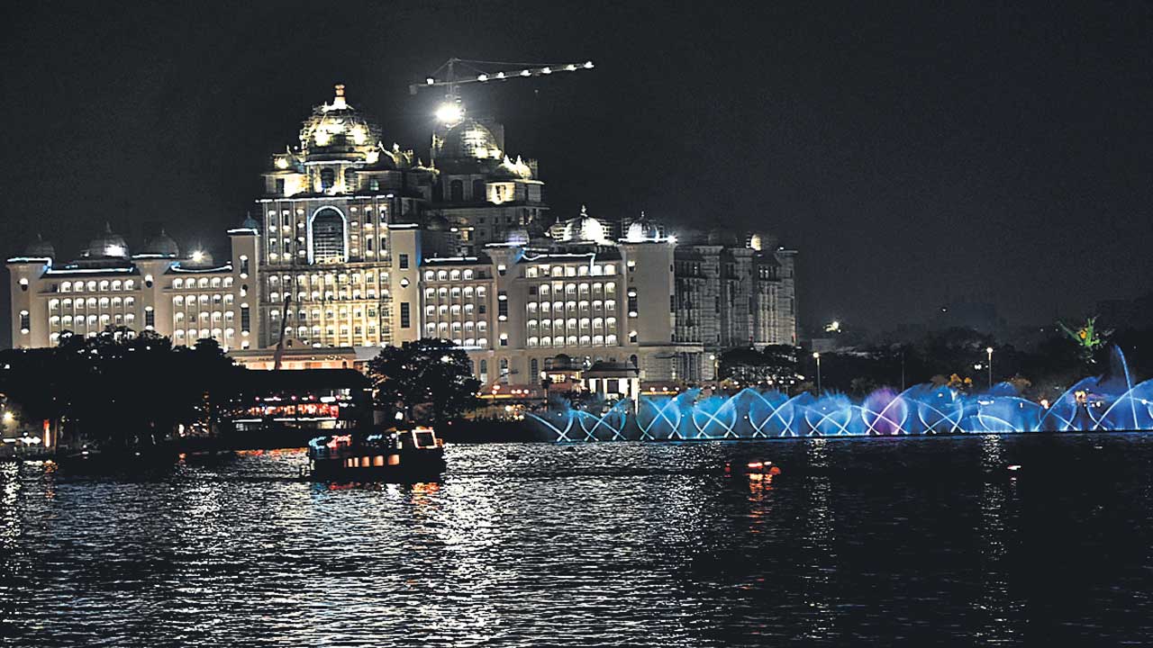 ట్యాంక్‌బండ్‌పై వెలుగుల సవ్వడి