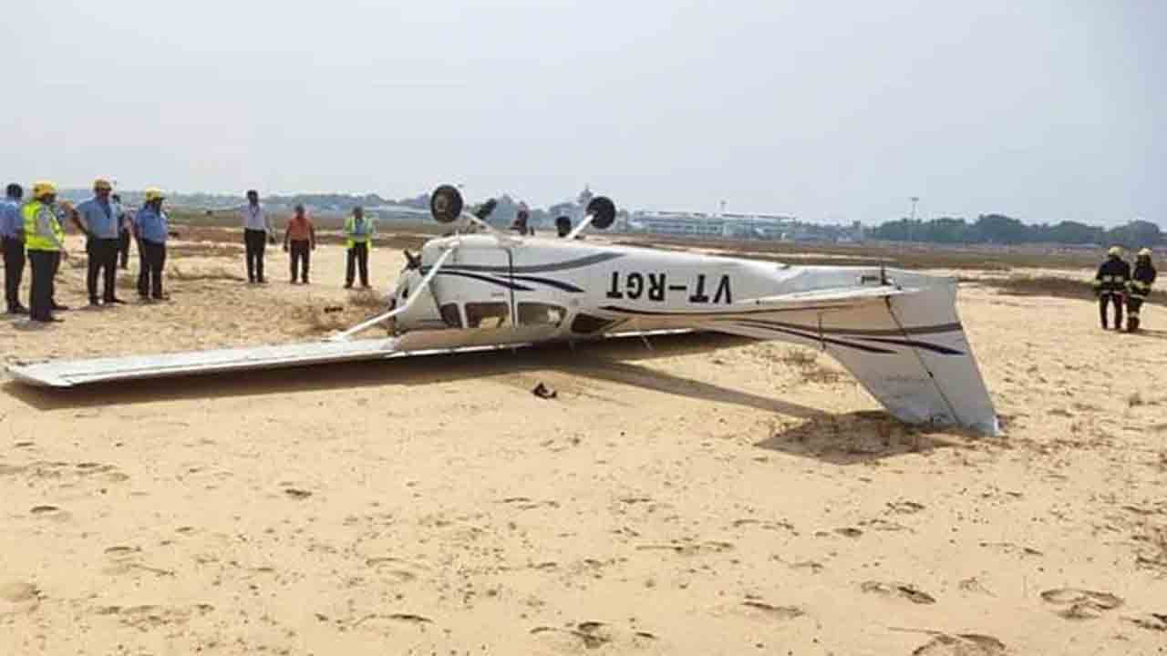 రన్‌వే పై పల్టీలు కొట్టిన శిక్షణ విమానం.. సేఫ్‌గా బయటపడిన పైలట్‌