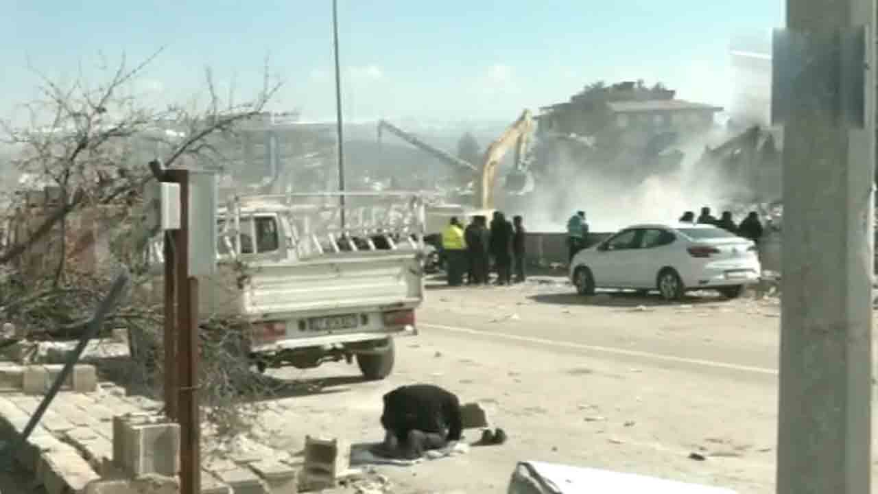 Turkey Earthquake | ఆక్రందనల నడుమ ఆరాధన.. శిథిలాల ముందు మోకరిల్లి దైవాన్ని ప్రార్థిస్తున్న టర్కీ వాసి.. వీడియో