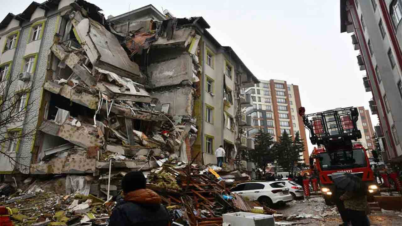 టర్కీ-సిరియాను కుదిపేసిన భారీ భూకంపం.. క్షణాల్లో నేలమట్టమైన భారీ భవంతులు.. భయానక దృశ్యాలు వైరల్‌..!