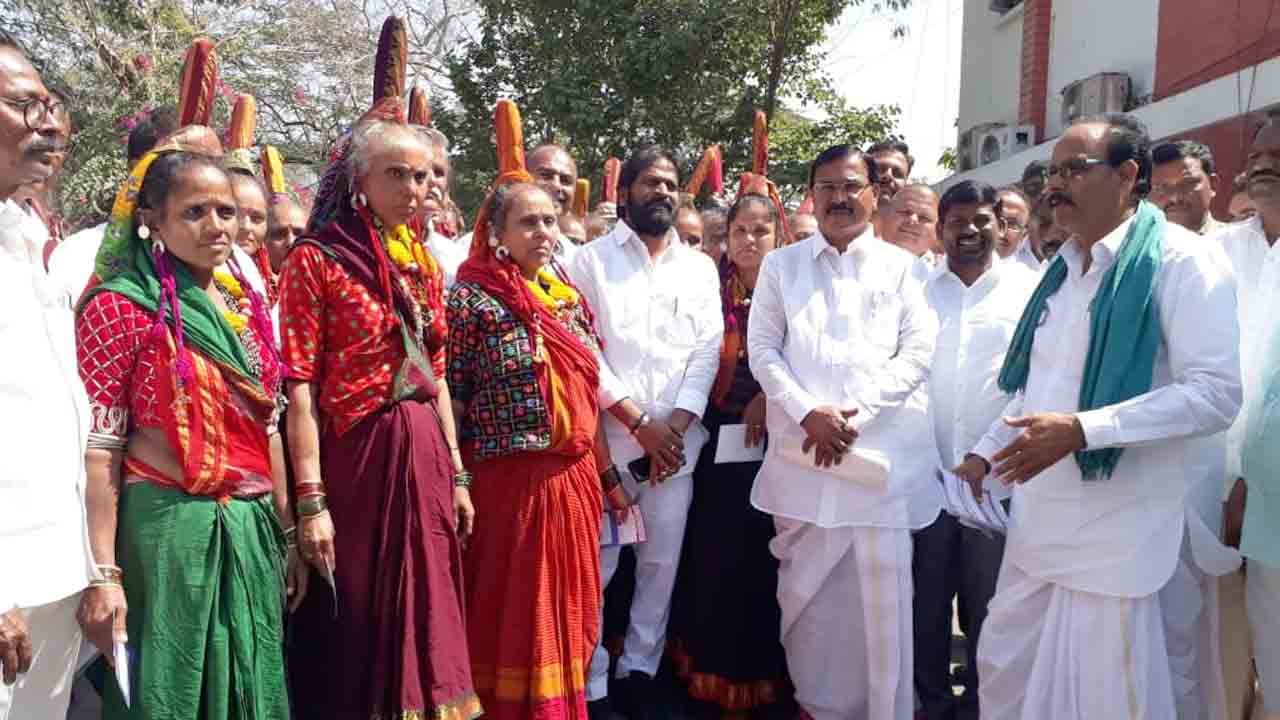 వాల్మీకి బోయలను ఎస్టీ జాబితాలో చేర్చాలి : మంత్రులు నిరంజన్‌రెడ్డి, శ్రీనివాస్‌గౌడ్‌