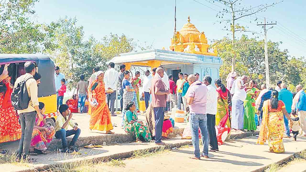రాతిబండలో వెలసిన వీరభద్రుడు