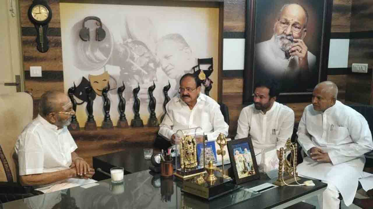 తెలుగు సినిమా స్థాయిని పెంచిన కళాతపస్వి విశ్వనాథ్: వెంకయ్య నాయుడు