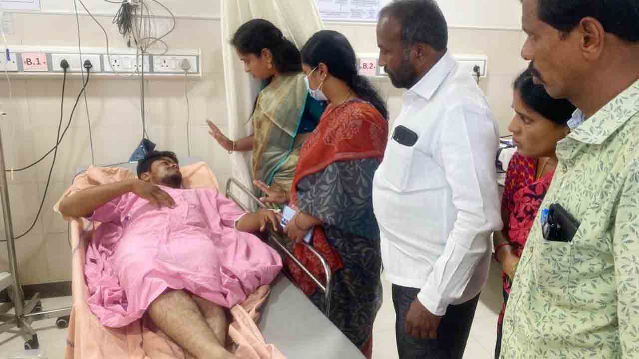 రోడ్డు ప్రమాదంలో ఇద్దరు విలేకరులకు గాయాలు