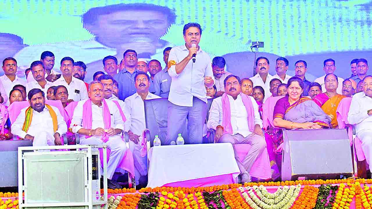 పేల్చేటోళ్లు,కూల్చేటోళ్లు తిరుగుతున్నరు