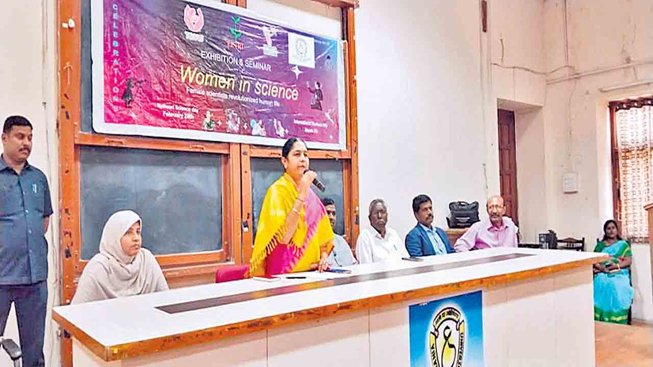 రాష్ట్ర మహిళా కమిషన్‌ చైర్‌పర్సన్‌ సునీతా లక్ష్మారెడ్డి