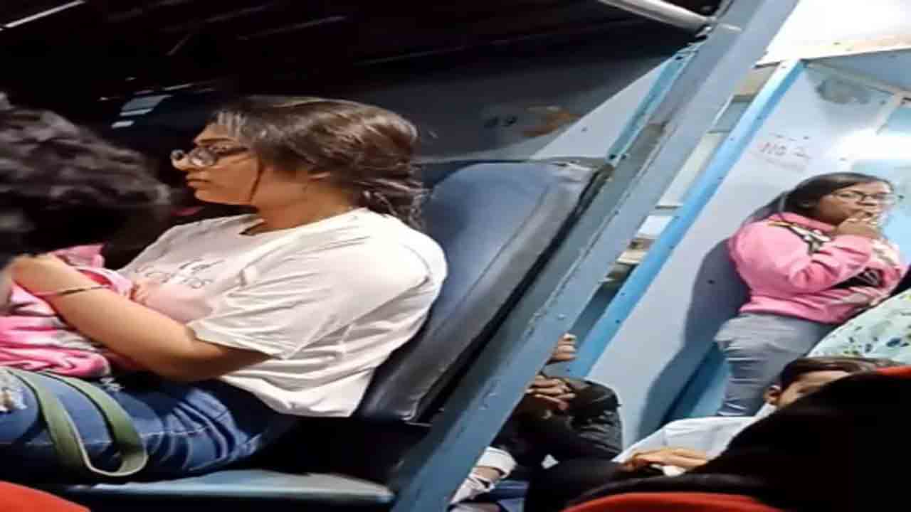 Watch: రైలులో సిగరెట్లు కాల్చి, గంజాయి పీల్చిన మహిళలు.. తర్వాత ఏమైందంటే?