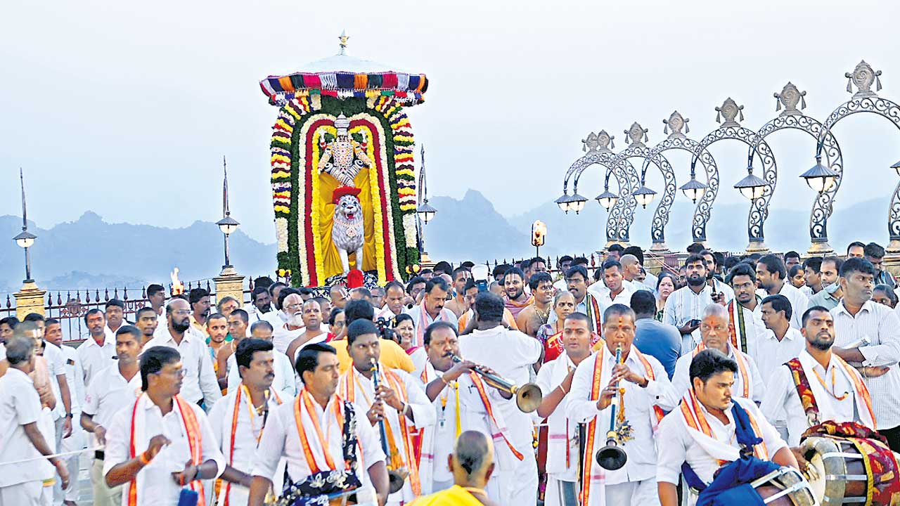గోవర్ధనగిరిధారిగా.. సింహరూఢుడిగా..