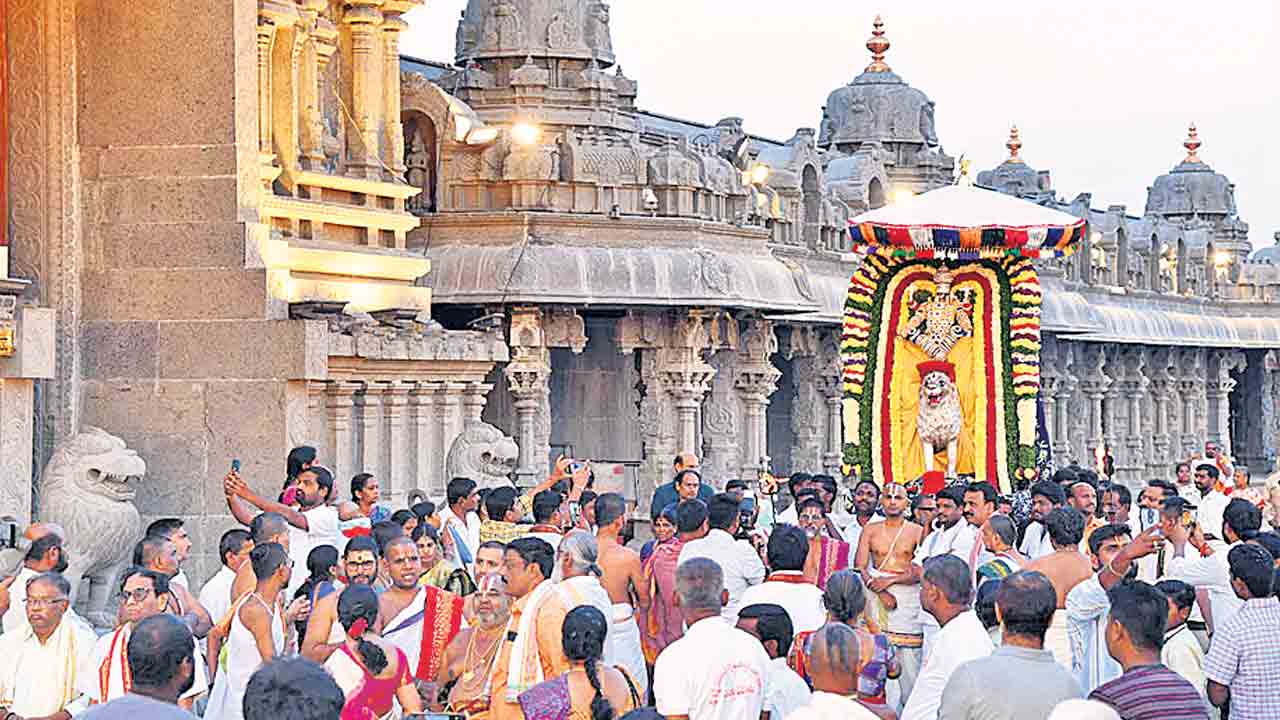 గోవర్ధనగిరిధారిగా లక్ష్మీనరసింహుడు