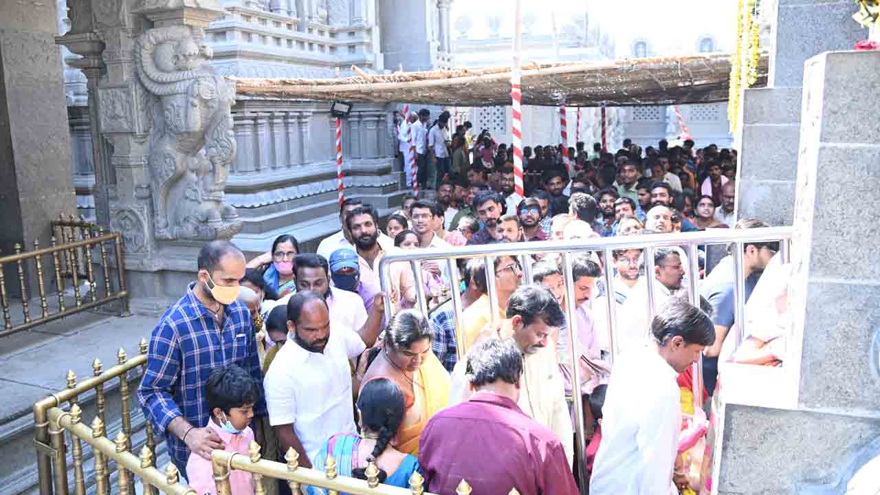 యాదగిరిగుట్టలో భక్తజన కోలాహలం
