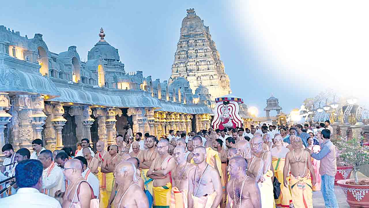 వటపత్ర శాయికి వరహల లాలి..