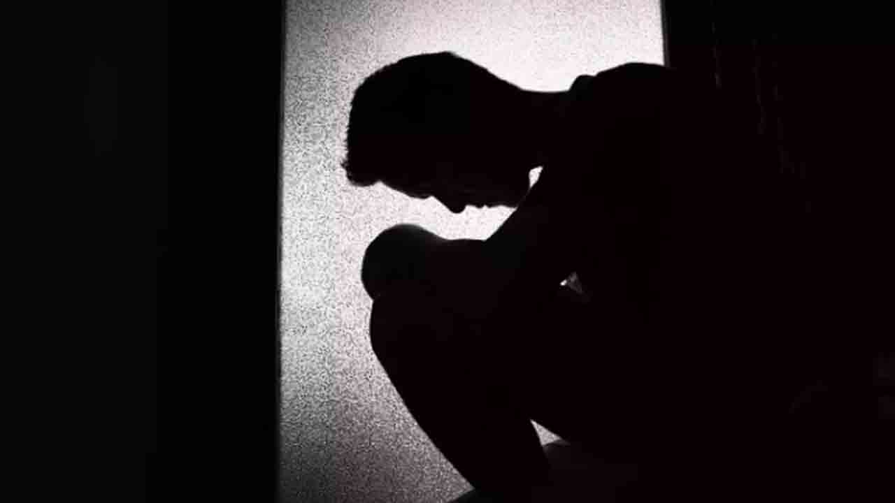 బాలుడ్ని లైంగికంగా వేధిస్తున్న మహిళ.. పేరెంట్స్‌ ఫిర్యాదుతో ఆమె అరెస్ట్‌