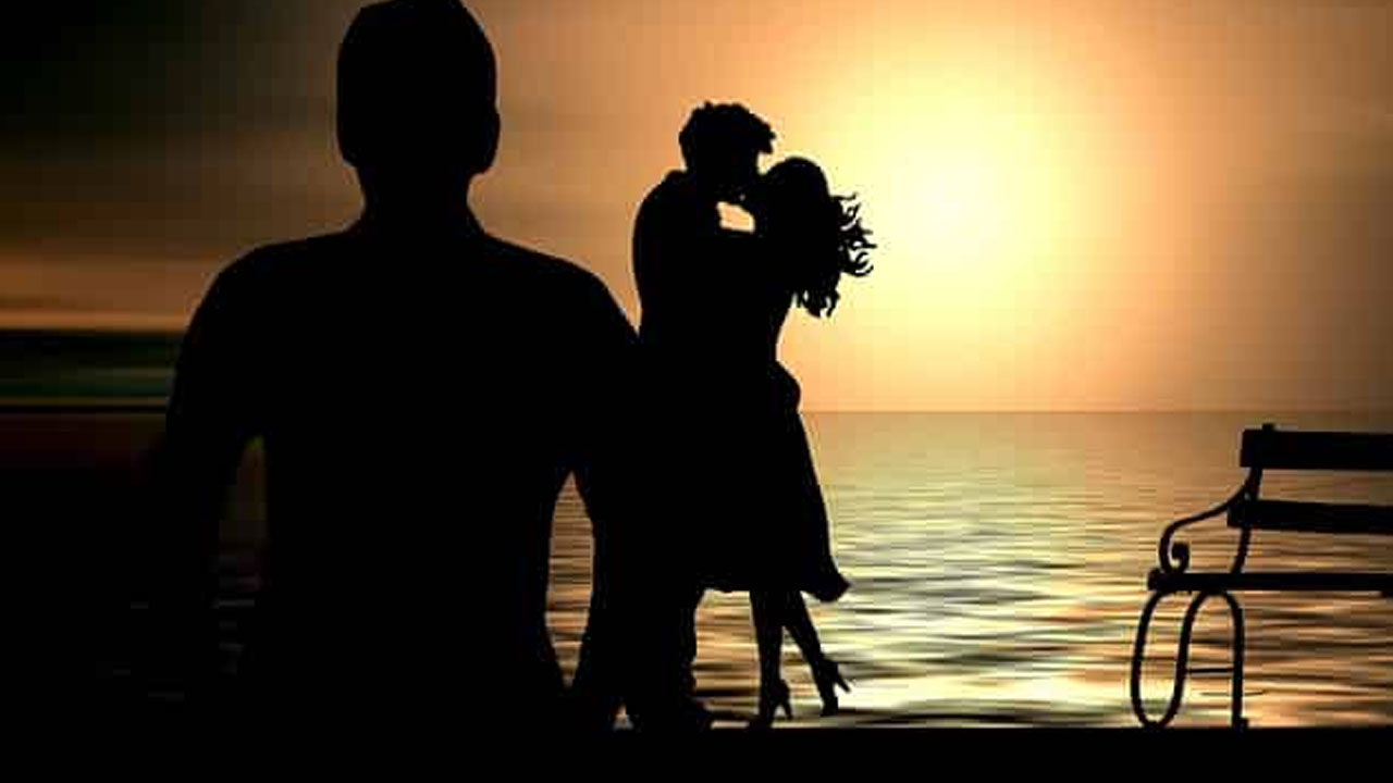 ఉపాధ్యాయుల వివాహేతర సంబంధం.. రెడ్‌హ్యాండెడ్‌గా పట్టుకున్న టీచర్‌ భర్త