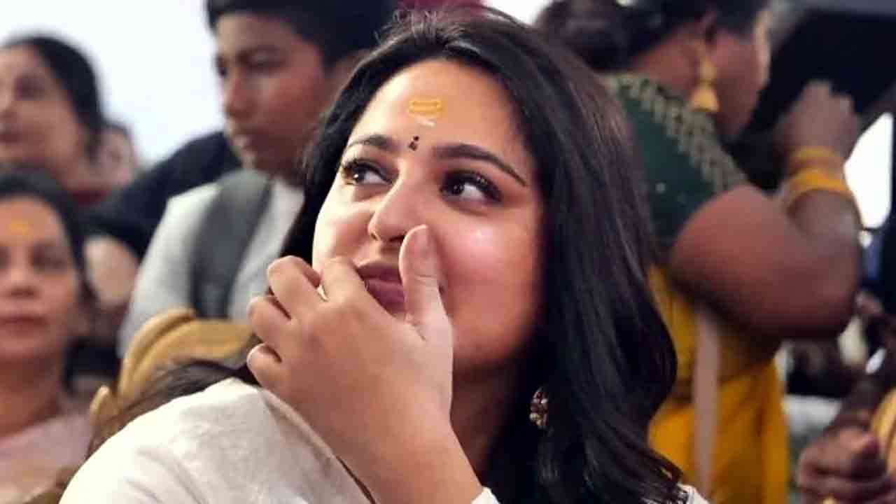 Anushka Shetty | అనుష్క శెట్టి షాకింగ్ లుక్.. బరువు తగ్గకపోవడానికి కారణమేంటి..?