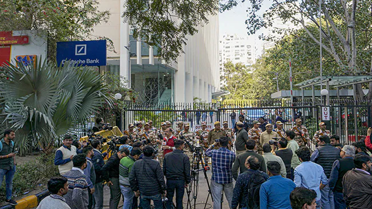 BBC: బీబీసీలో ఐటీ సోదాలు.. 10 మంది ఉద్యోగులు.. 2 రాత్రులుగా ఆఫీసులోనే