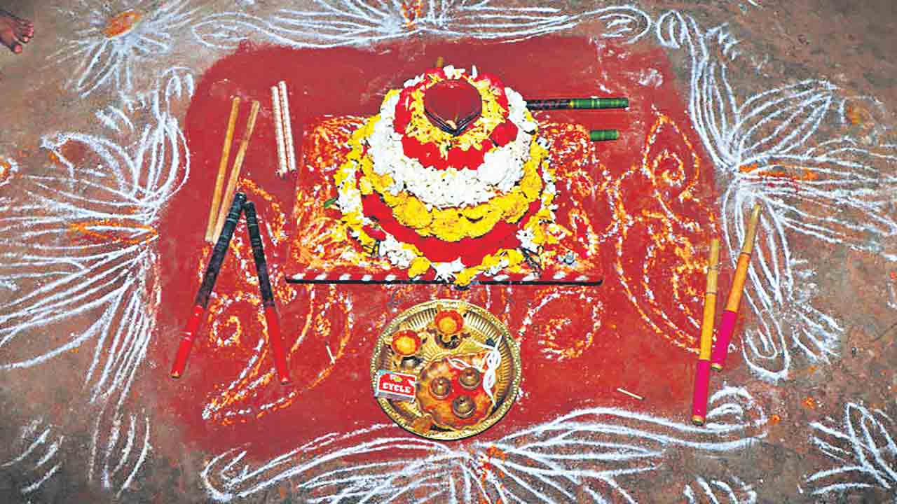 Boddemma Panduga |  తెలంగాణ సంప్రదాయమైన బొడ్డెమ్మ పండుగను ఎలా జరుపుకుంటారు? బొడ్డెమ్మను ఎలా తయారు చేస్తారు?