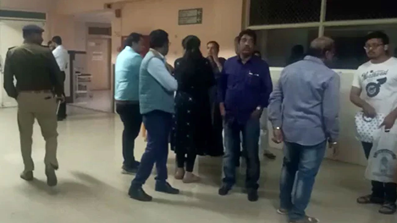 మార్క్స్ మెమో ఇవ్వ‌ట్లేద‌ని.. ప్రిన్సిప‌ల్‌పై పెట్రోల్ పోసి నిప్పంటించాడు..