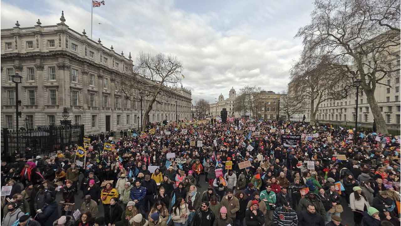 Britain Demonstration | జీతాల కోసం రోడ్డెక్కిన ఉద్యోగులు.. దశాబ్దంలోనే బ్రిటన్‌లో అతిపెద్ద ప్రదర్శన