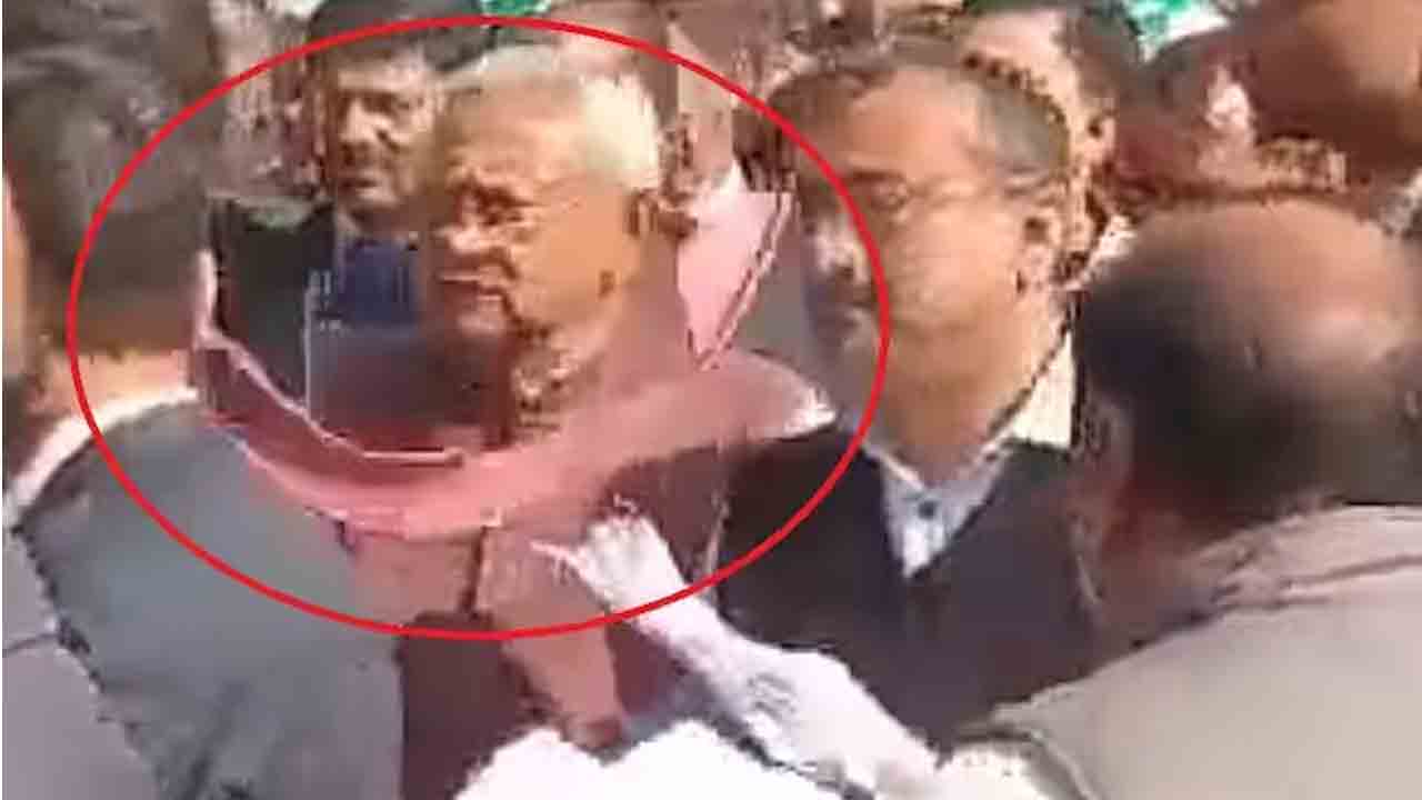 బీహార్ సీఎం పైకి కుర్చీ విసిరిన గుర్తు తెలియ‌ని వ్య‌క్తి