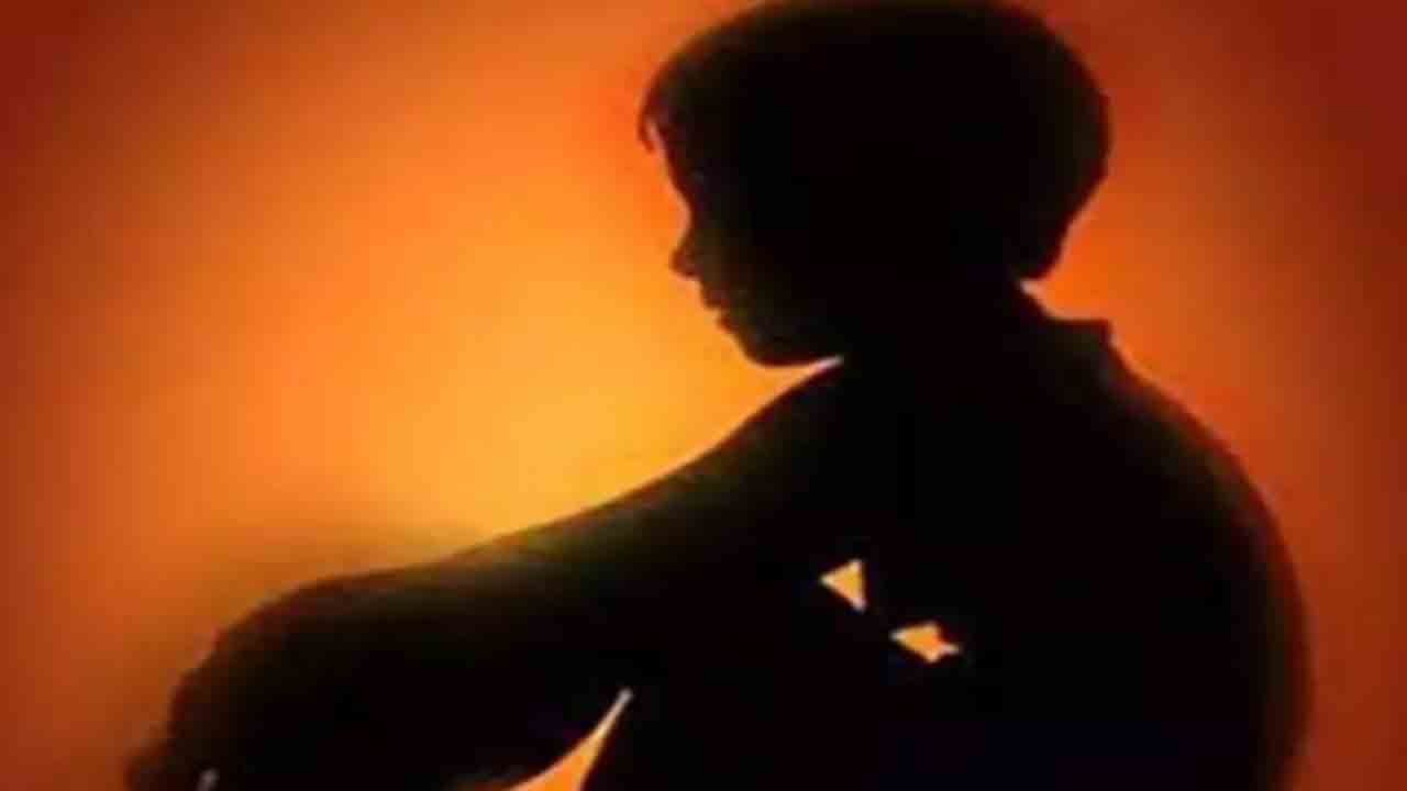 బాలుడ్ని లైంగికంగా వేధిస్తున్న టీచర్‌.. పేరెంట్స్‌ ఫిర్యాదుతో కేసు నమోదు