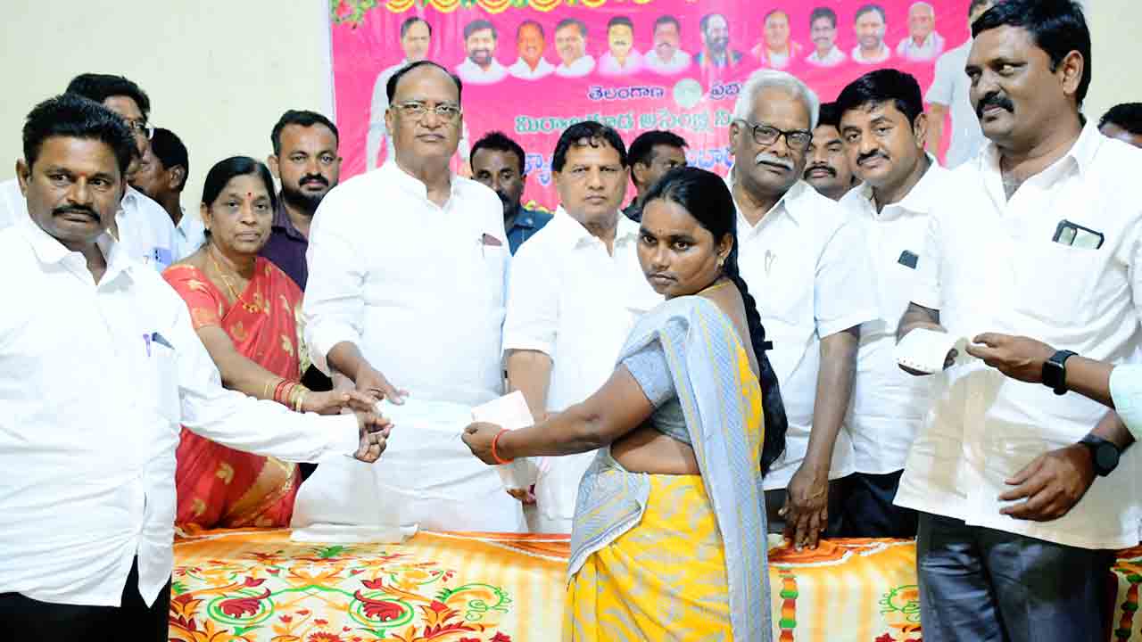 కల్యాణలక్ష్మి చెక్కుల పంపిణీ