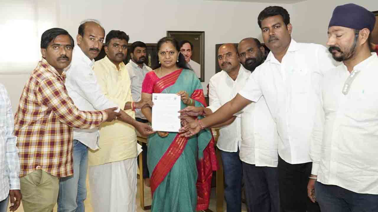 గ్రామీణుల‌కు ఉపాధి లేకుండా చేస్తున్న కేంద్రం : ఎమ్మెల్సీ క‌విత‌