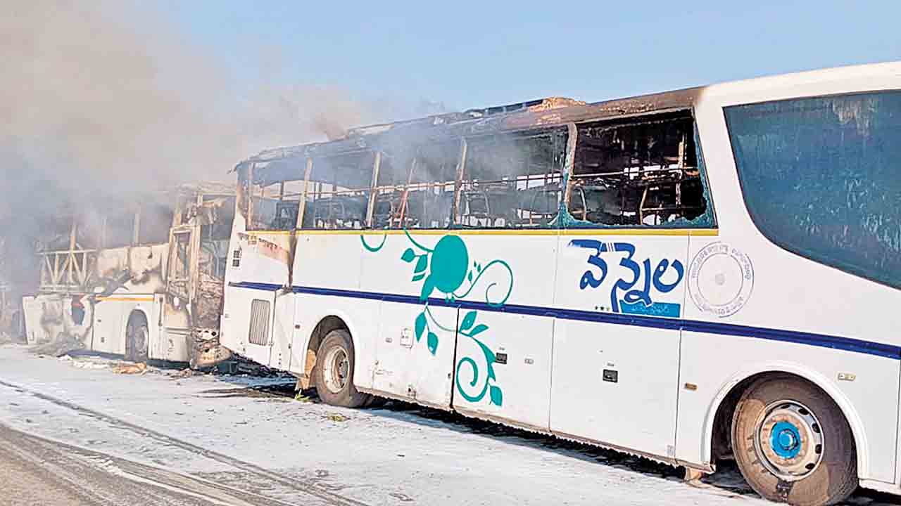 మంటలు చెలరేగి రెండు బస్సులు దగ్ధం