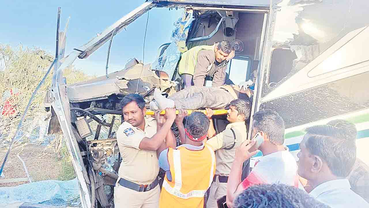 లారీని ఢీకొట్టిన బస్సు : 15 మందికి గాయాలు