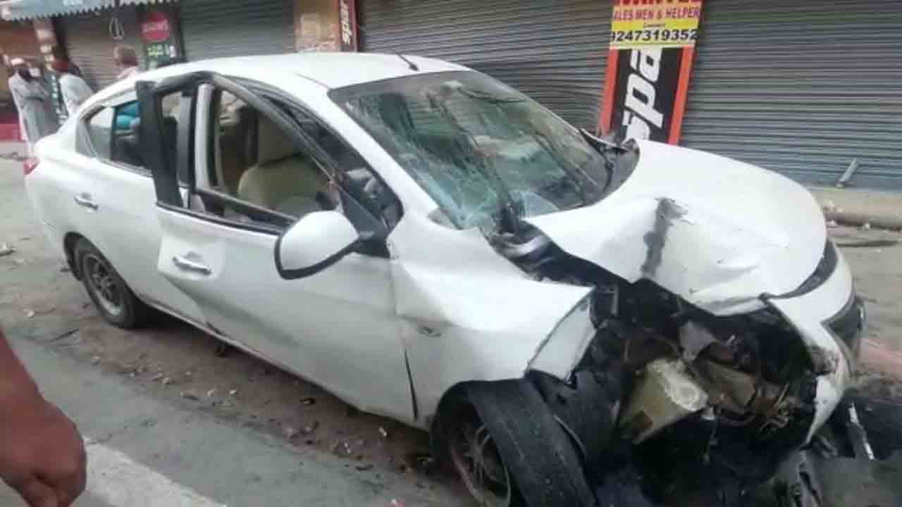 Hyderabad | వ‌న‌స్థ‌లిపురంలో కారు బీభ‌త్సం.. దుకాణాల‌పైకి దూసుకెళ్లిన కారు