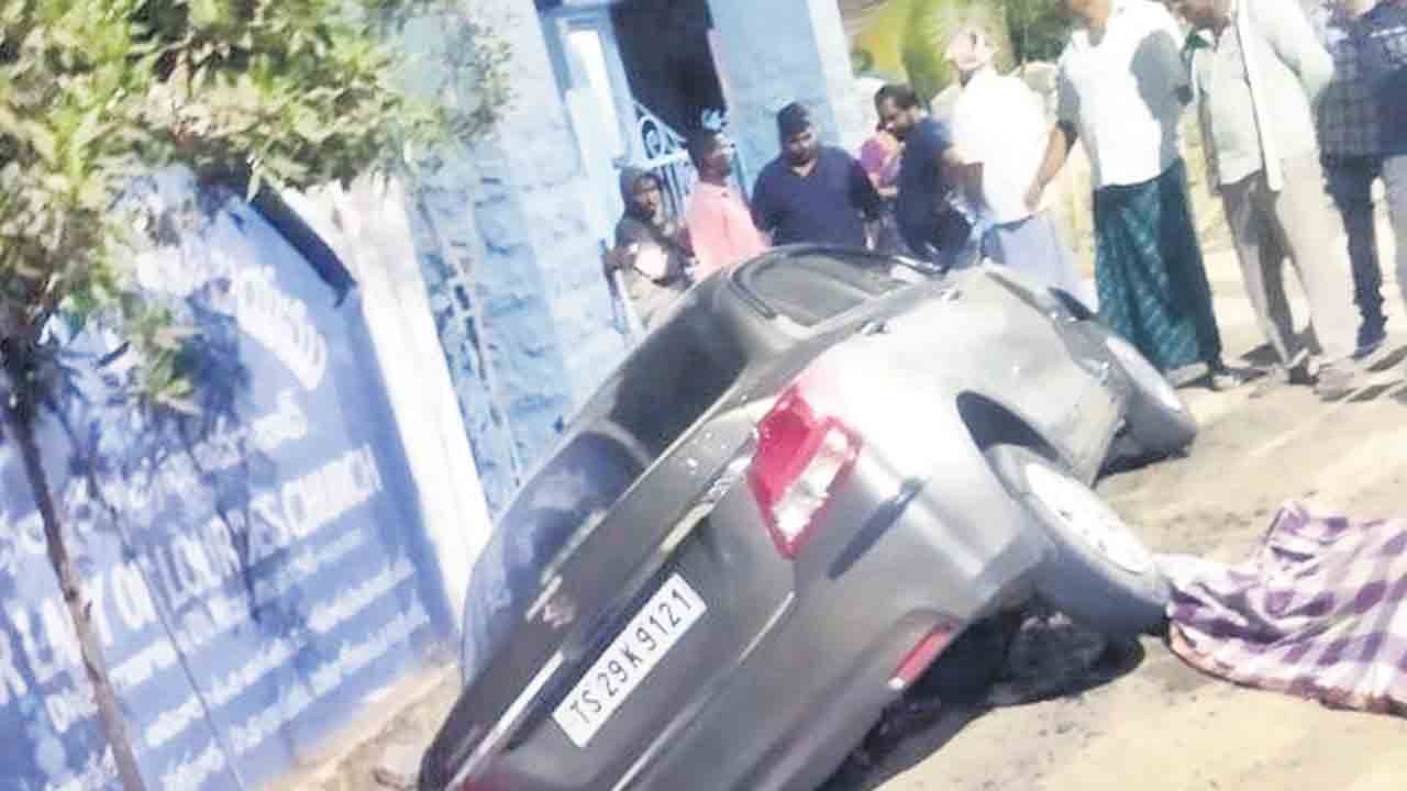 డ్రైనేజీలోకి దూసుకెళ్లిన కారు..