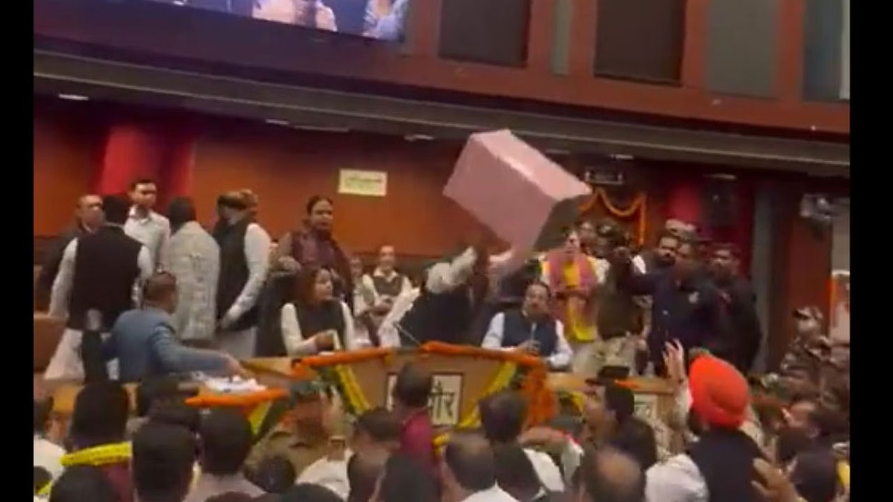 AAP Vs BJP: బాటిళ్లు, బ్యాలెట్ బాక్సులు విసిరేసుకున్నారు.. ఢిల్లీలో ఆప్‌, బీజేపీ కౌన్సిల‌ర్ల బాహాబాహీ.. వీడియో