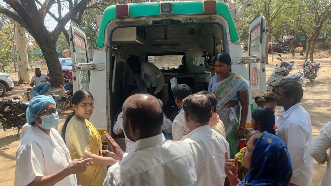 వీధి కుక్క స్వైర విహారం.. 10 మందికి తీవ్ర గాయాలు