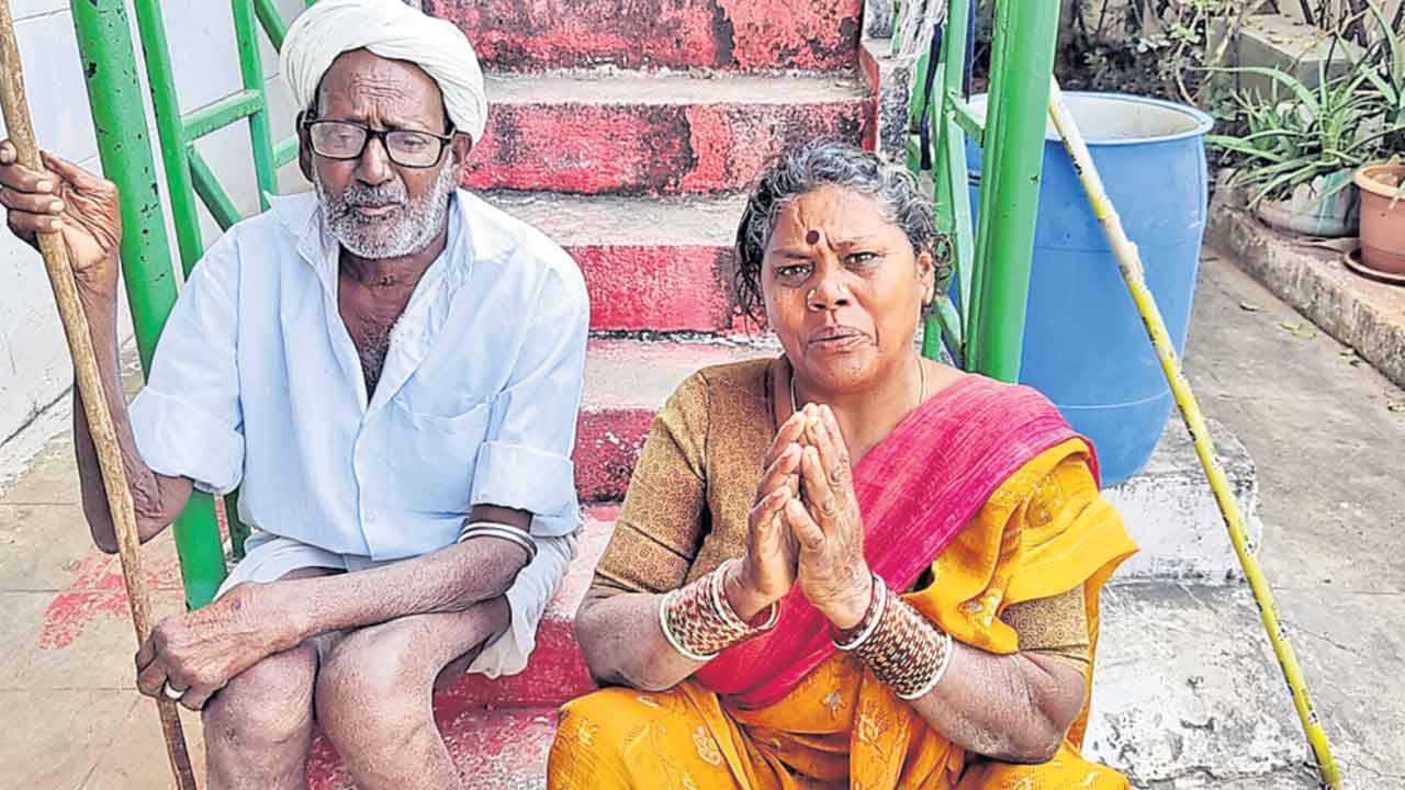 Jadcherla | ఆస్తి కోసం కుమారుడి దాష్టీకం.. ఇంటికి తాళం వేసి తల్లిదండ్రుల్ని గెంటేసిన కుమారుడు