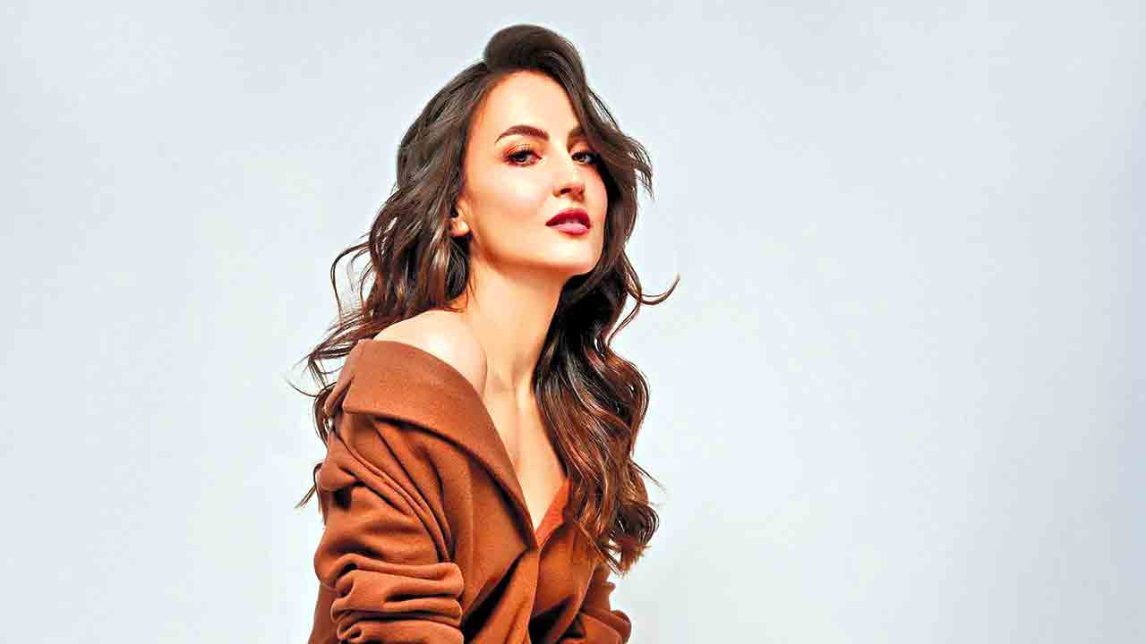 Elli AvrRam | చాక్లెట్స్‌ నా వీక్‌నెస్‌.. తన సౌందర్య రహస్యంపై నోరు విప్పిన స్వీడిష్‌ బ్యూటీ