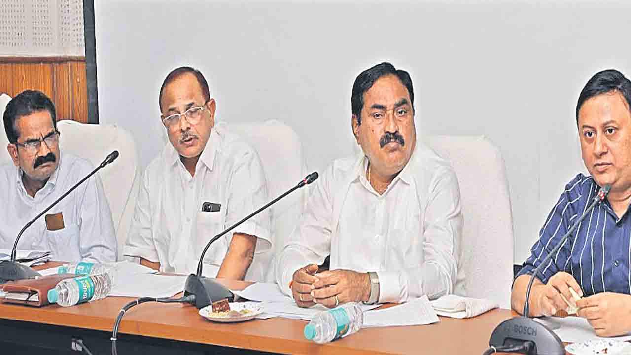 యుద్ధప్రాతిపదికన రోడ్ల పనులు