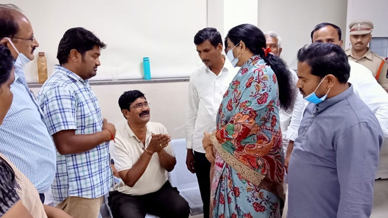 పీజీ వైద్య విద్యార్థిని ప్రీతిని పరామర్శించిన ఎర్రబెల్లి ఉషా దయాకర్ రావు