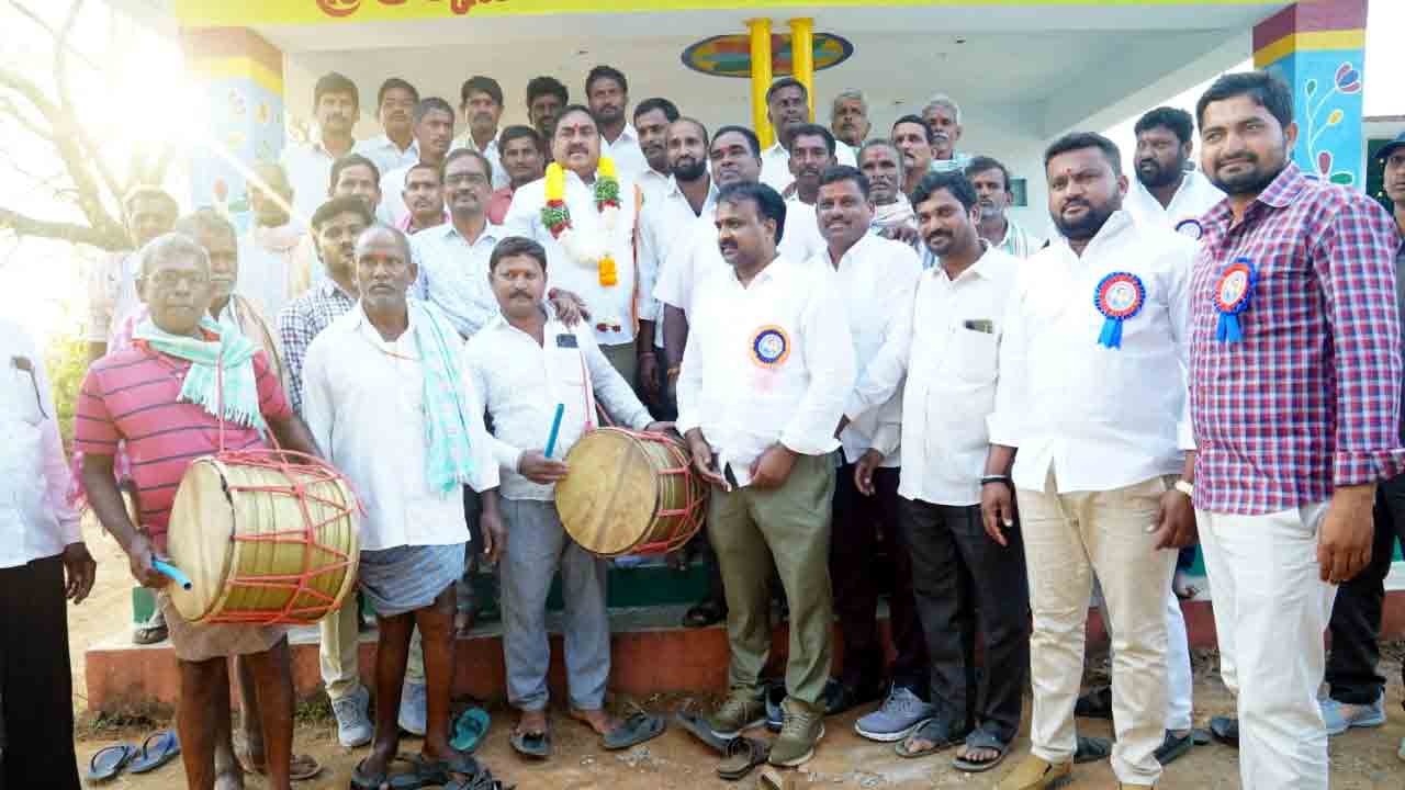 మంత్రి ఎర్రబెల్లిపై కామారెడ్డిగూడెం గ్రామస్తుల అభిమానం..