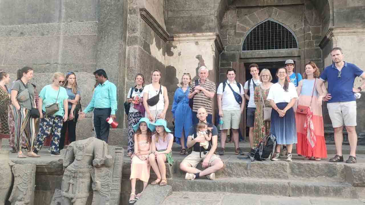 కోటలో విదేశీ పర్యాటకుల సందడి