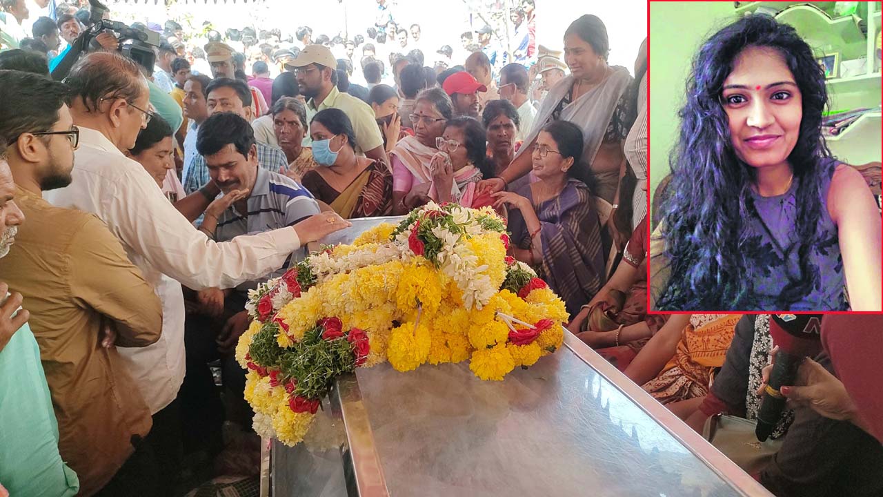 వైద్య విద్యార్థిని ప్రీతికి కన్నీటివీడ్కోలు