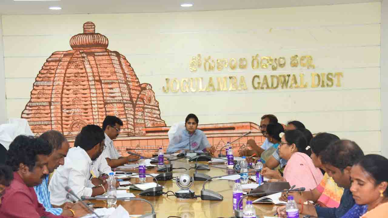 ఆయిల్‌ పామ్‌ సాగును ప్రోత్సహించాలి : కలెక్టర్‌ క్రాంతి