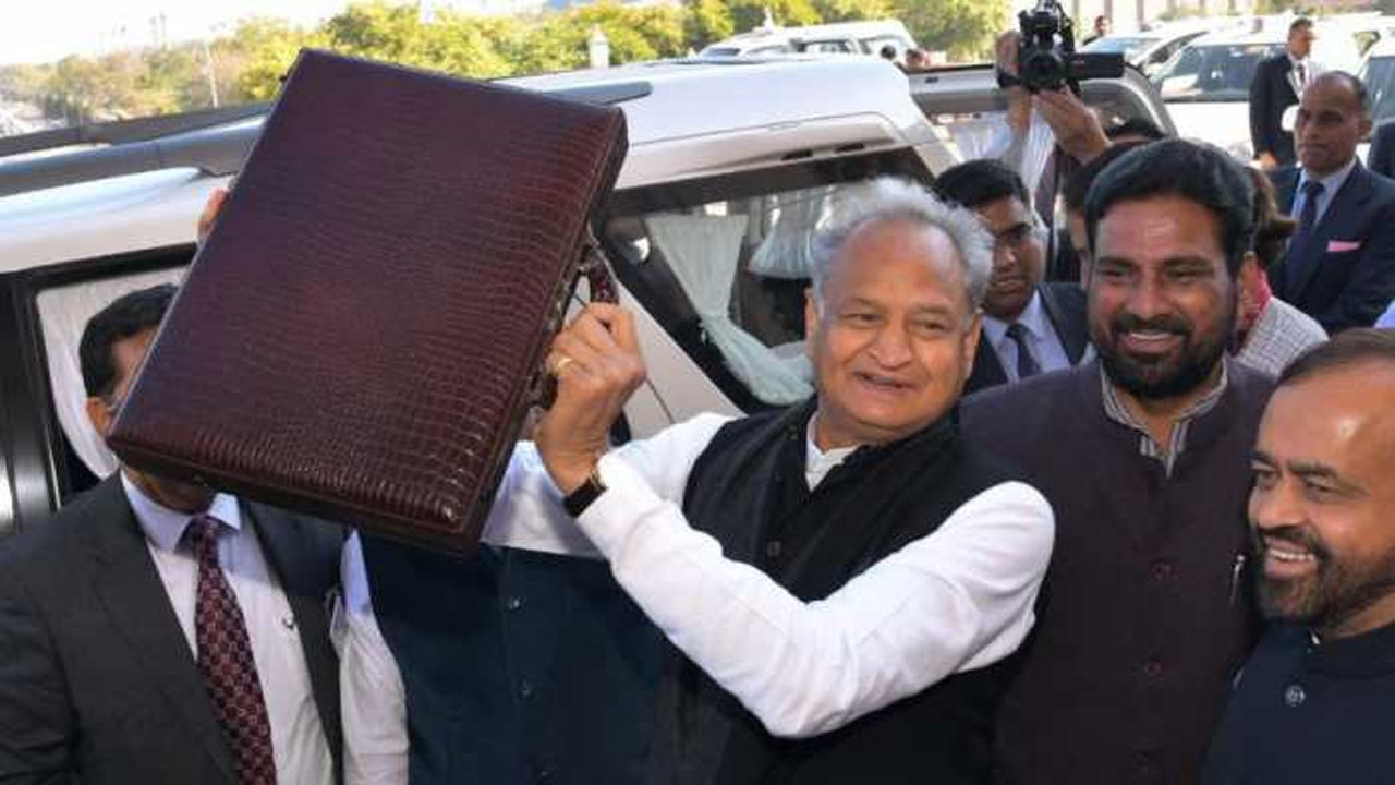 CM Ashok Gehlot: గ‌త ఏడాది బ‌డ్జెట్ చ‌దివిన సీఎం గెహ్లాట్‌.. అసెంబ్లీలో ప్ర‌తిప‌క్షం ఆందోళ‌న‌