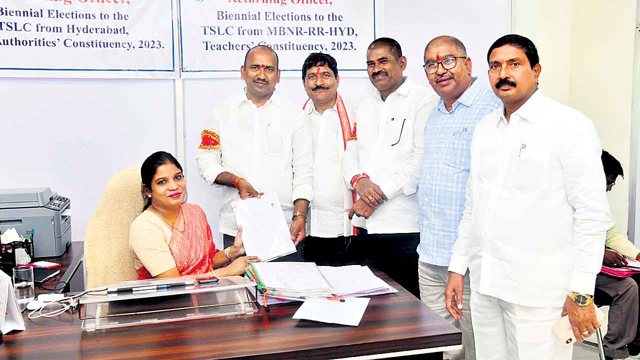 కార్పొరేట్‌ శక్తులు, టీచర్ల ఆత్మగౌరవానికి మధ్య పోటీ