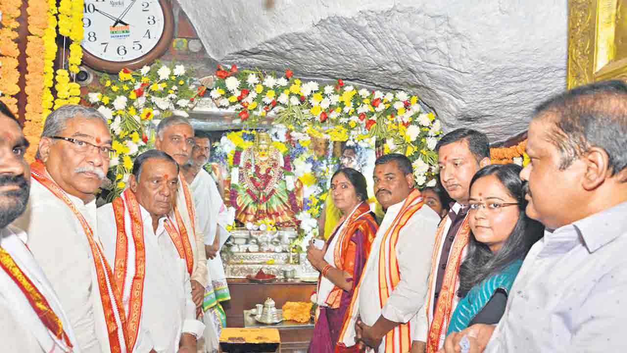 ఏడుపాయల జనసంద్రం