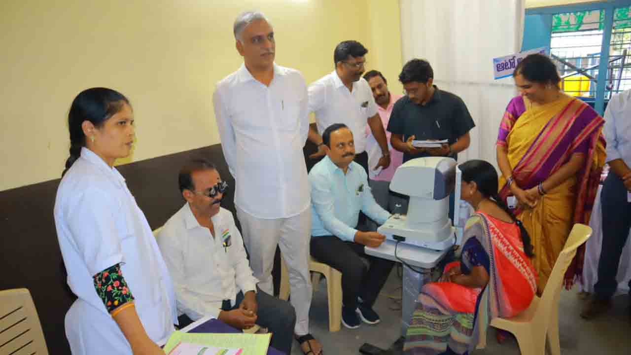 అవ‌స‌ర‌మైన వారికి రీడింగ్ గ్లాసెస్‌ పంపిణీ చేయండి : మంత్రి హ‌రీశ్‌రావు