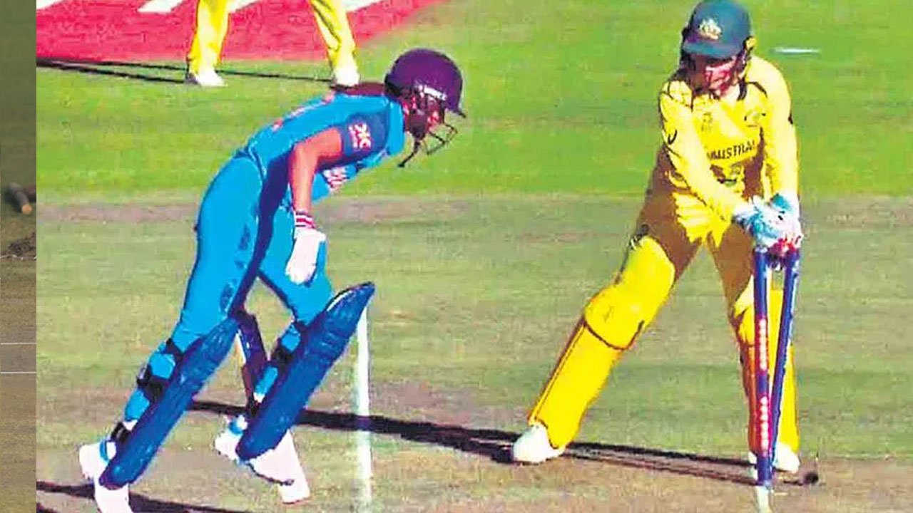 Harmanpreet Kaur: పిచ్‌పై త‌ట్టుకున్న బ్యాట్‌.. హ‌ర్మ‌న్‌ప్రీత్ రనౌట్.. వీడియో