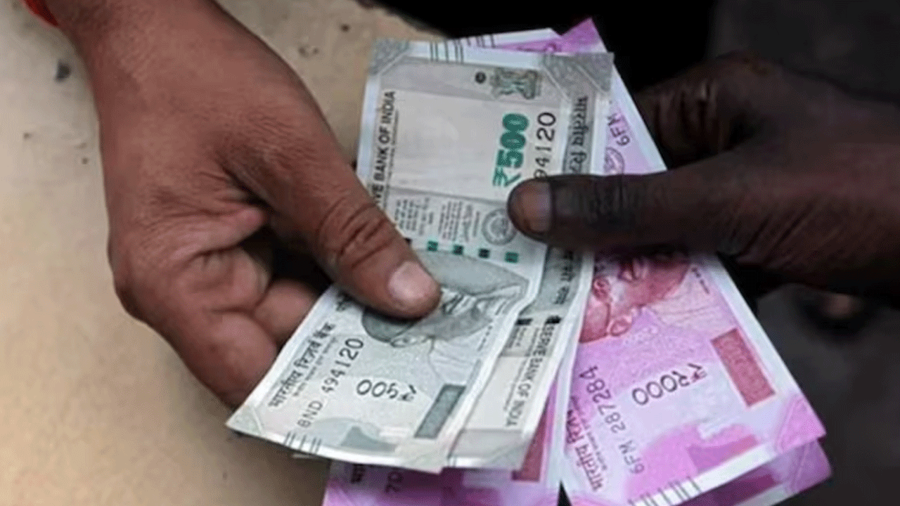 భ‌గ్గుమ‌న్న నిత్యావ‌స‌రాలు : వంటింటి బ‌డ్జెట్ భార‌మై గృహిణుల విల‌విల‌..!