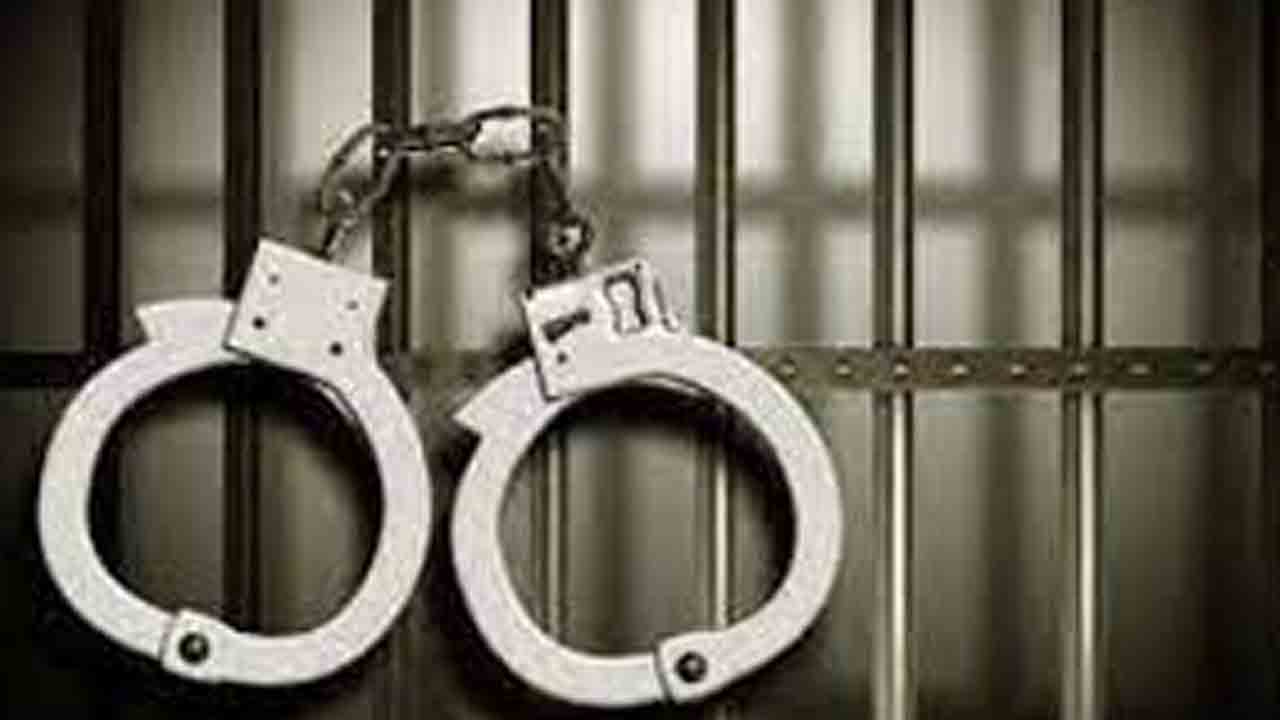 ఫోర్జరీ కేసులో పరారీలో ఉన్న ఇద్దరు నిందితుల రిమాండ్‌